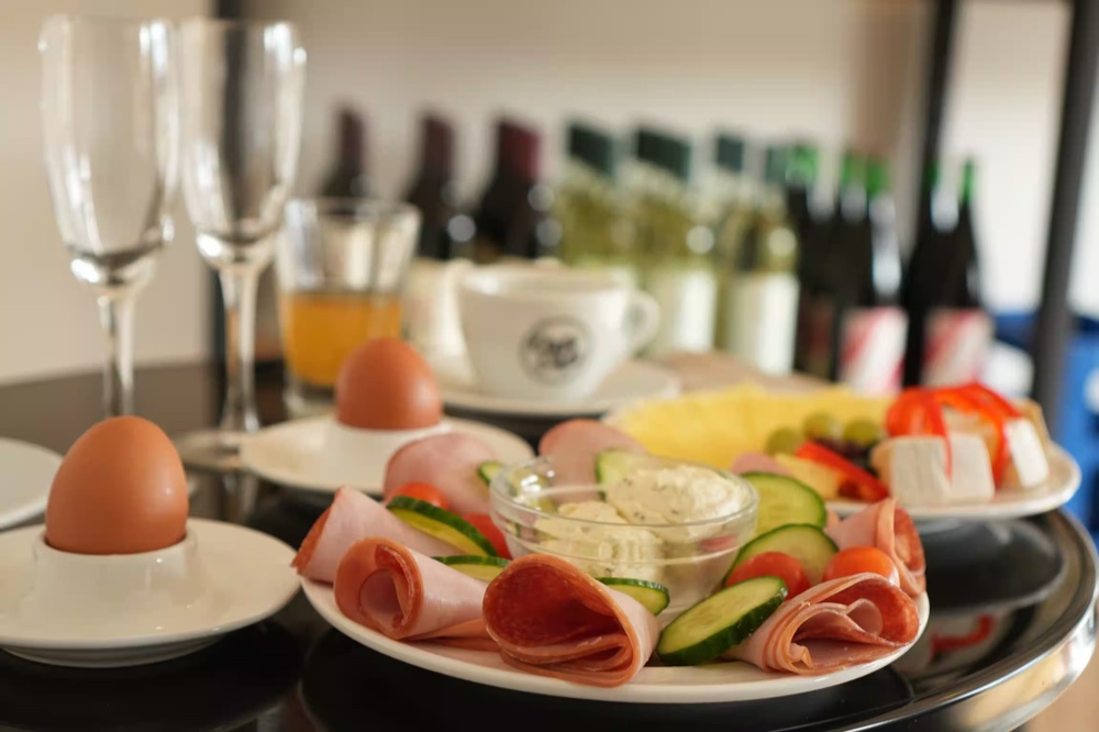 Frühstücksplatte mit Aufschnitt, Käse und Gemüse im Café in der hofmarkt, Taiskirchen