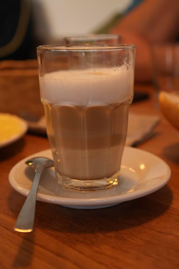 Latte Macchiato im Glas im Café in der hofmarkt, Taiskirchen