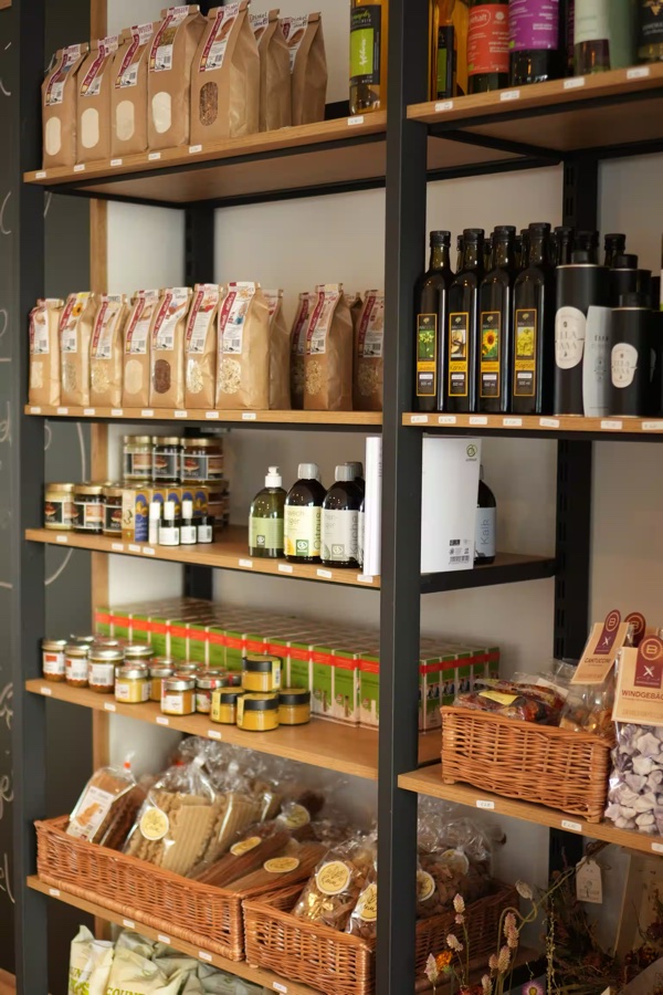 Regal mit regionalen Lebensmitteln und Produkten im Café in der hofmarkt, Taiskirchen