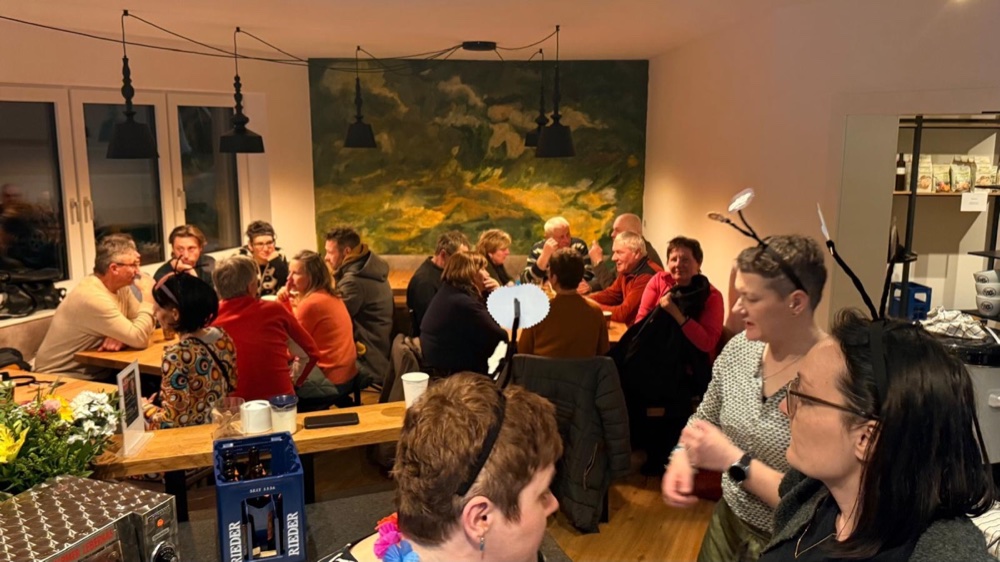Geselliger Treffpunkt mit Gästen im Café in der hofmarkt, Taiskirchen