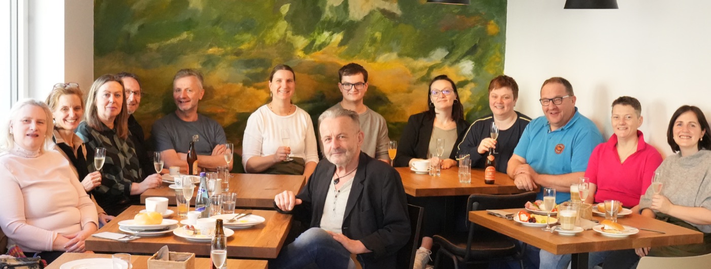 Vereinsmitglieder und Gäste beim gemeinsamen Beisammensein im Café in der hofmarkt, Taiskirchen
