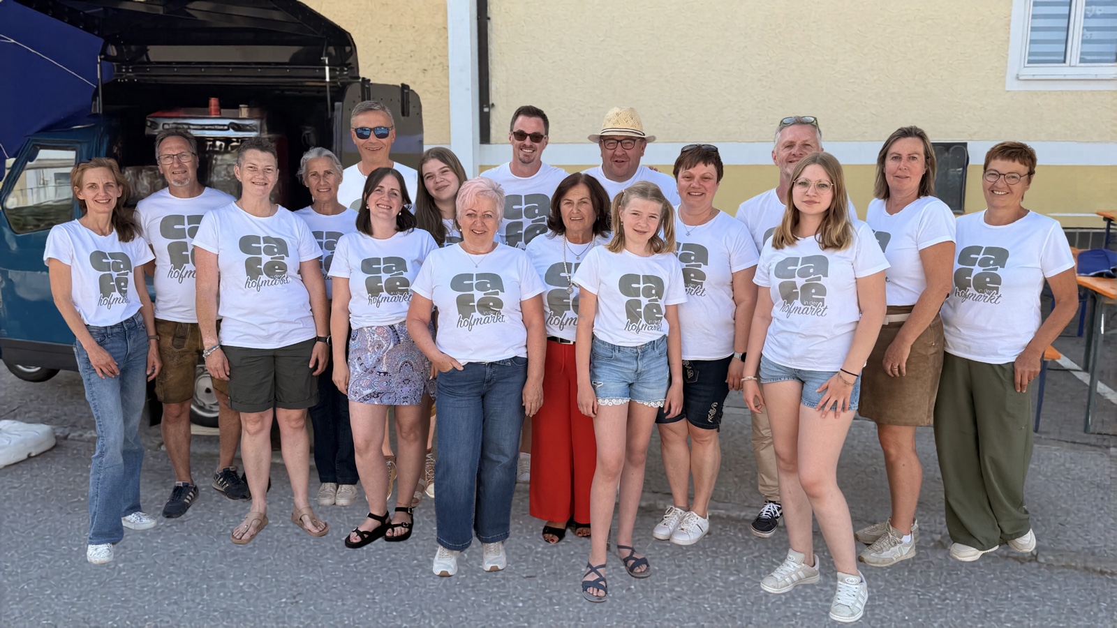 Das Team des Vereins Café in der hofmarkt in den café-Shirts, Taiskirchen