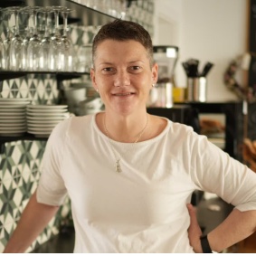 Tina, Service im Café in der hofmarkt, Taiskirchen
